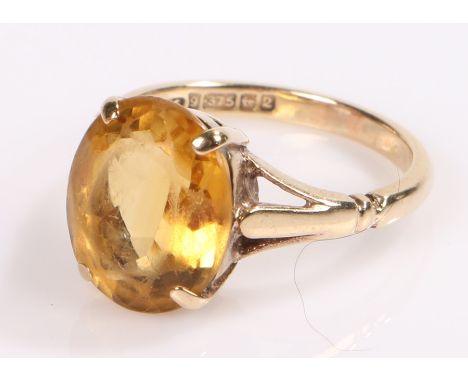 9 carat gold ring, set with an orange stone, ring size L