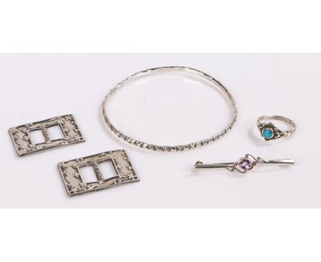 Jewellery, to include a small size silver buckle, a brooch, a ring and a bracelet, (4)