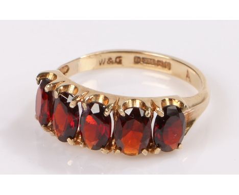 9 carat gold ring, set with red stones, 2.5 grams