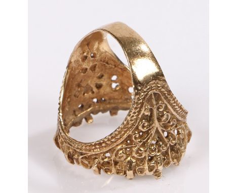 9 carat gold ring, AF, 6.6 grams