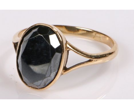 9 carat gold ring, set with a facetted stone, ring size U 1/2