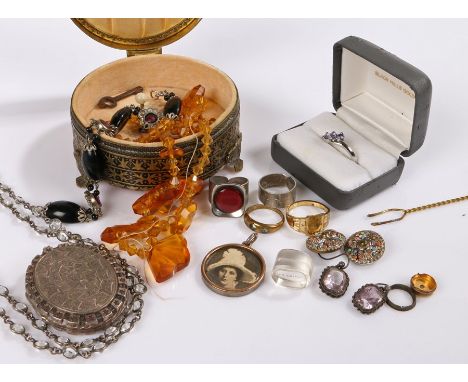 Collection of jewellery, to include a silver locket, a silver ring, pendant, necklace, amber effect necklace, etc, (qty)