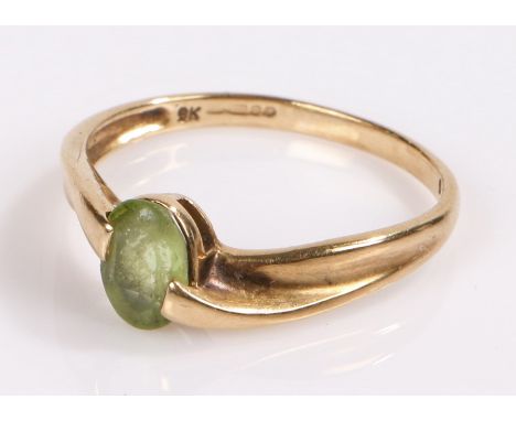9 carat gold peridot set ring, ring size O