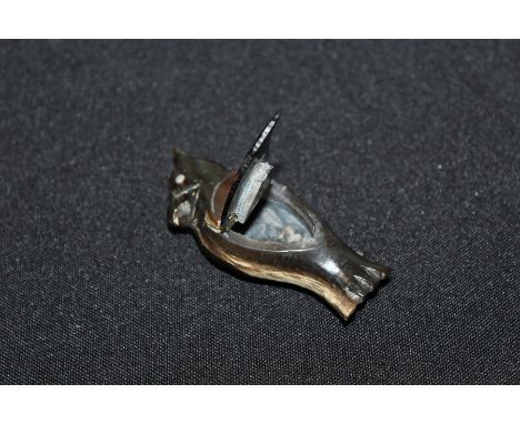 Horn snuff box, in the form of a bird