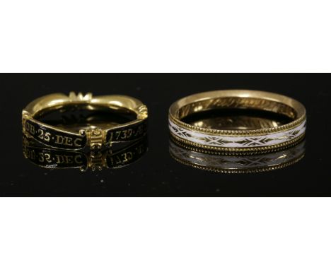 A George II gold memorial ring,  HBwith flat section top, court interior and scrolled sections, black champlevé enamel ground