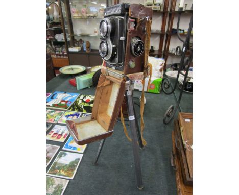 Vintage cine camera on tripod - Ricohmatic 225