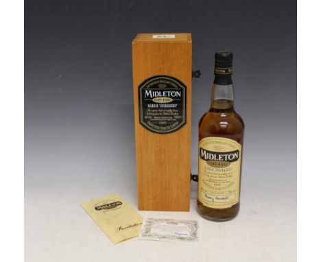 A PRESENTATION BOX 1990 BOTTLING OF MIDLETON VERY RARE IRISH WHISKEY - SIGNED TO THE BOTTLE BY BARRY CROCKETT, complete with 