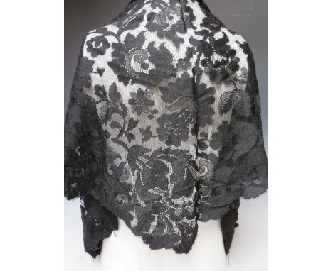 A COLLECTION OF VINTAGE / ANTIQUE TEXTILES, to include a set of Victorian / Edwardian blouse 'sleeves', lace collars, lace mo