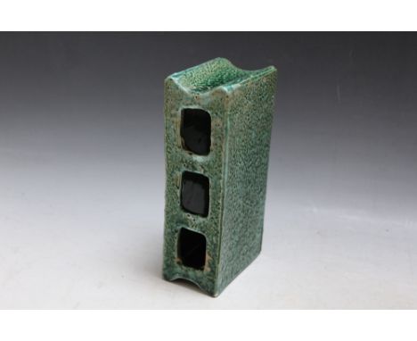 A CERAMIC ORIENTAL STYLE MONOCHROME GREEN STAND, H 19.5 cm