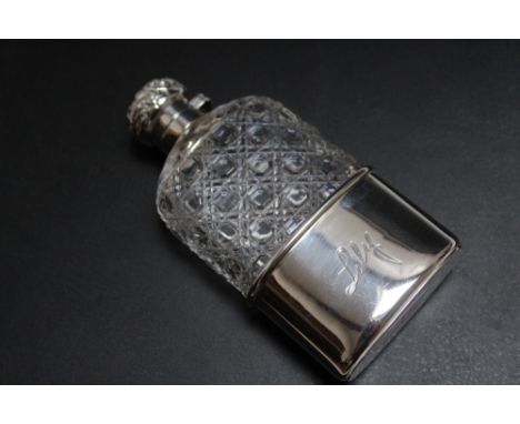 A HALLMARKED SILVER AND CUT GLASS HIP FLASK - LONDON 1904, engraved to cup 'LILY', H 14.25 cm