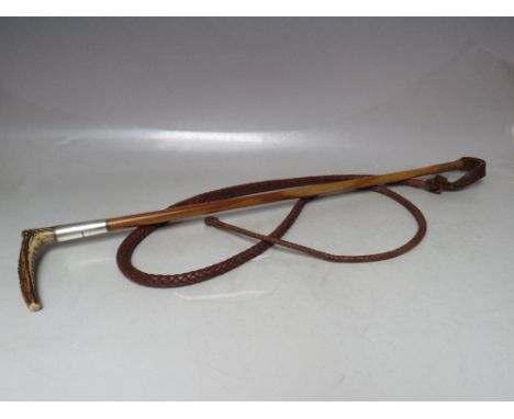 AN EARLY 20TH CENTURY HORN HANDLED  SILVER COLLARED LADIES HUNTING / RIDING CROP,  the silver collar hallmarked for London 19