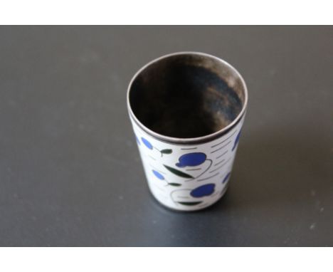 A RUSSIAN STYLE ENAMEL VODKA CUP, possibly silver, stamp to base, H 5 cm 