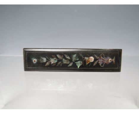 AN UNUSUAL PIQUE STYLE MOTHER OF PEARL INLAID TORTOISESHELL BROOCH, H 8.2 cm
