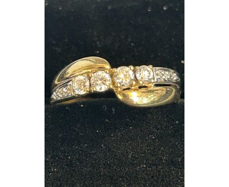 9ct Gold ring set with cz stones Size M 1.6g 