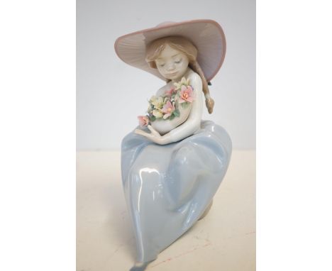Lladro 5862 girl with fragrant bouquet with original box 