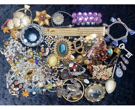 Collection of Vintage Costume Jewellery, comprising brooches,  pearls, bangles, beads, chains, etc. Good lot for sorting. 