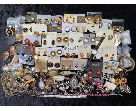 Collection of Vintage Costume Jewellery, comprising earrings, brooches,  pearls, bangles, beads, necklaces, chains, etc. Good
