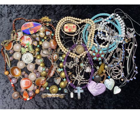 Collection of Vintage Costume Jewellery, comprising brooches,  pearls, bangles, beads, chains, earrings, etc. Good lot for so