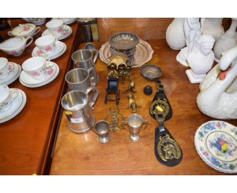 A collection of metalware to include tankards, trophy cups, horse brasses etc. 