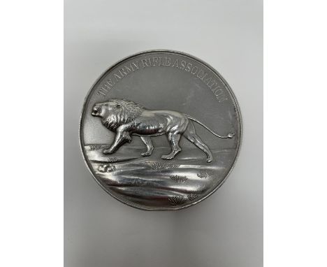 An Army Rifle Association (Royal Tank Corps) silver medallion, decorated a lion, inscribed and dated 1935, 10.2 ozt, 10.5 cm 