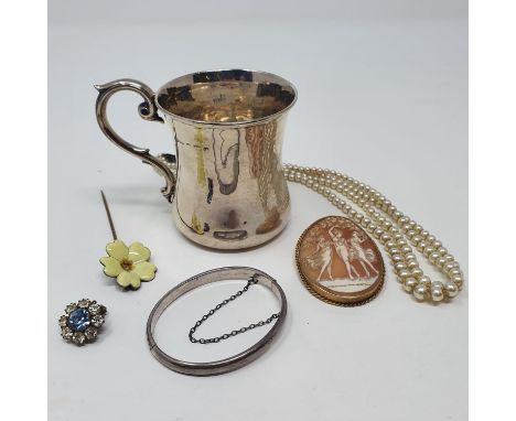 A cameo brooch, in yellow metal mount, a hat pin in the form of a flower, a silver mug, and a bead necklace (box) 