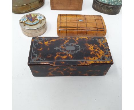 A faux tortoiseshell snuff box, 9 cm wide, and five other boxes (6) 