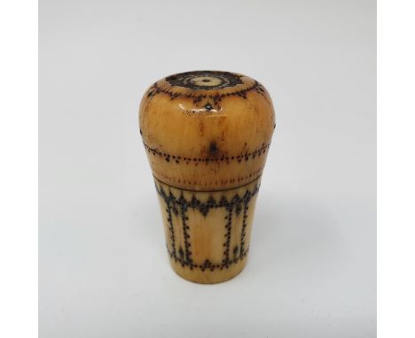 An 18th century carved ivory walking stick handle, with piquet decoration, 5 cm 