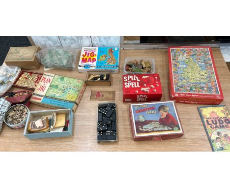 Selection of vintage games to include monopoly, chest pieces, domino's etc 
