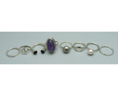 Eight silver rings, all test as silver 