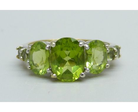 A silver gilt and peridot ring, P 