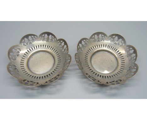 A pair of pierced silver dishes, 97g 