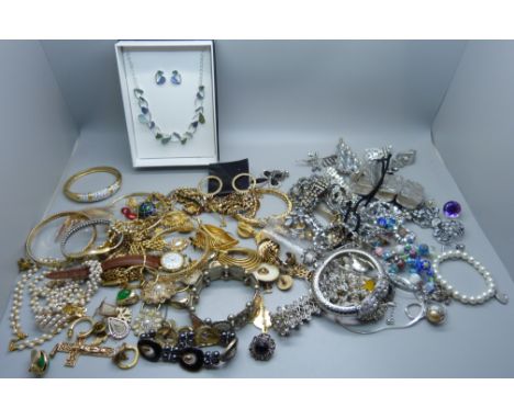 Silver and gold tone jewellery including a necklace and earrings set 