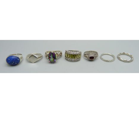 Seven silver rings, all test as silver, 31g 