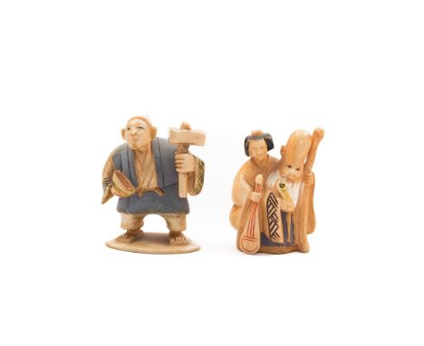DUE NETSUKE in avorio raffiguranti "Figure". Giappone primi '900. Alt. cm 5 - Alt. cm 5. 