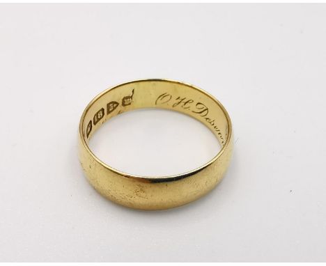 An Edwardian 18ct yellow gold wide D-shaped wedding  band, engraved inscription to the inside 'OH Desenne et M. L. A. Nairac.