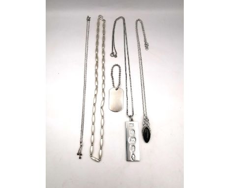 A collection of silver jewellery to include a fully hallmarked ingot, beaded chain, silver dog tag, a fine chain with berry d