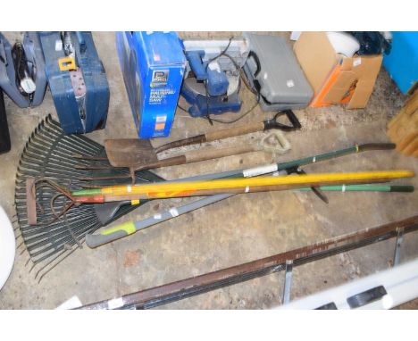 Quantity of garden tools