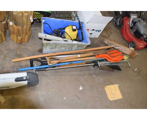 Quantity of garden tools