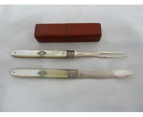 A pair of Georgian portable fruit eaters, the knife and two tine fork with silver folding blades and mother of pearl handles,