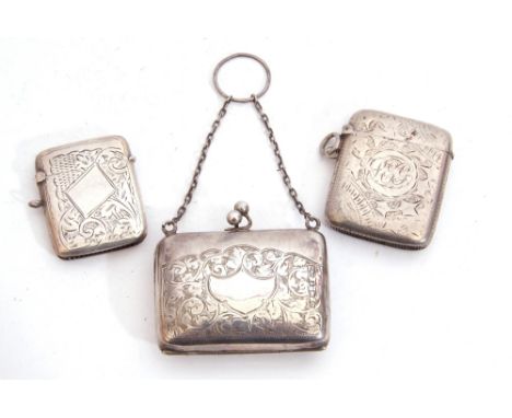 Mixed Lot: ladies small engraved rectangular evening purse with foliate engraved decoration, vacant cartouche and with chain 