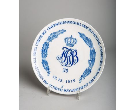 Wandteller (Meissen, 1. Wahl), weißer Fond m. blauem Dekor u. Aufschrift: "Kgl.Preuss.-Rgt. Generalfeldmarschall Graf Blument