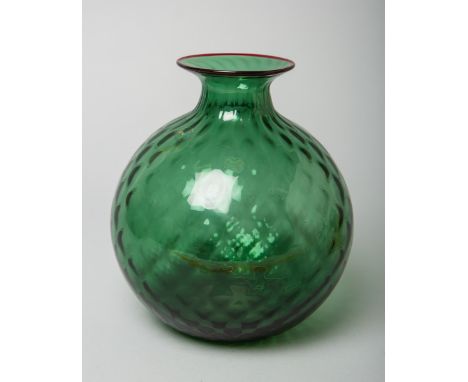 Vase "Monofiori Balloton" (Venini, Italien, 2014), klares Muranoglas dunkelgrünüberfangen, musterreliefiert, roter Rand an d.