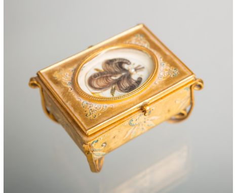 Kleine Schatulle (1. H. 19. Jh., wohl Biedermeier), Metall, Deckel m. Haareinlage in Formeines Blumenstraußes m. kl. Perlen, 