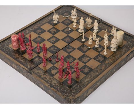 Schachspiel m. Kasten (China, wohl 19. Jh.), Goldlackkasten m. Schach- u.Backgammonspielfeld, vollrund geschnitzte Beinfigure