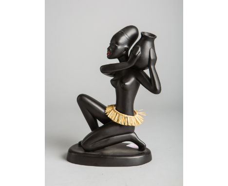 Afrikanerin m. Krug (Gmünder Keramik, Österreich, wohl 1950/60er Jahre), schwarz lasiert,Unterbodenaufkleber u. Ritznr. "2273