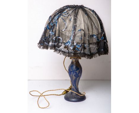 Tischlampe (Art déco), klares Glas grau überfangen, m. blauem reliefiertem Blumendekor,Messing, 1-flammig, Schirm nachträglic