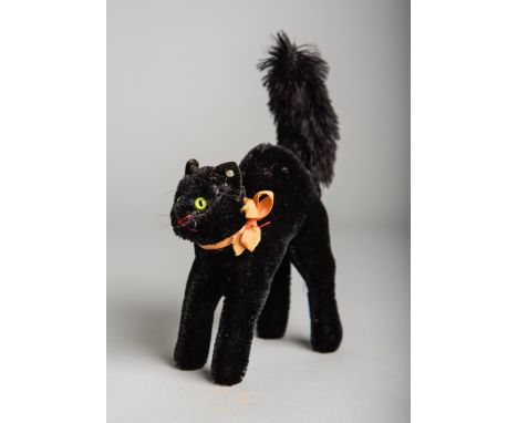 Stofftier (Steiff, wohl um 1950), schwarze Katze, Mohairplüsch, ca. 21,5 x 14 cm. OhneBrustanhänger u. Fahne.