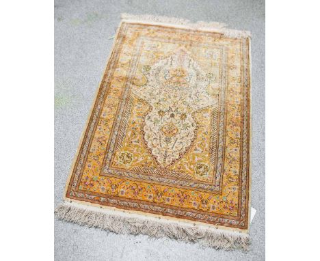 Hereke (Türkei, neuzeitlich), Seide/Seide, Vasen- u. Floraldekor, handgeknüpft, ca.900.000 Knoten/qm, ca. 126 x 85 cm, m. Wan