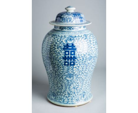 Deckelvase (China, wohl 18./19. Jh.), Porzellan m. blauem Dekor, Unterbodenmarke m. chin.Schriftzeichen, H. ca. 44 cm. Alters