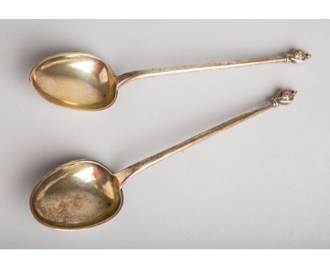 Paar Löffel (Dänemark, 1875), wohl Silber, Stilende m. reliefiertem Dekor, gestempelt:"RI" / "cE" / drei Türme, L. je ca. 21,